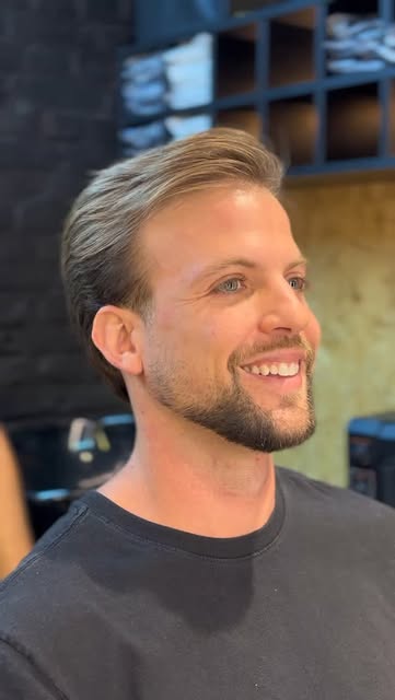 Cliente após atendimento de cabelo e barba, em fotografia publicada pela Barbearia Pamplona