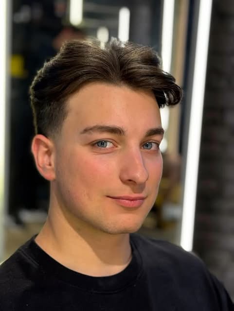 Corte masculino com volume e laterais desenhadas, publicado no Instagram da Barbearia Pamplona