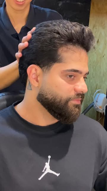 Acabamento do cabelo e barba de cliente da Pamplona