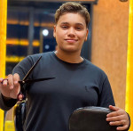 Stephany, profissional da Barbearia Pamplona, em fotografia do perfil na Avec